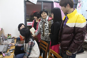 太阳成集团tyc7111cc辅导员班主任新学期走访宿舍