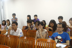 太阳成集团tyc7111cc庆祝建党90周年文艺晚会在西校区进行节目审查