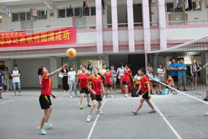 太阳成集团tyc7111cc代表队参加“阳光体育”气排球比赛首战告捷