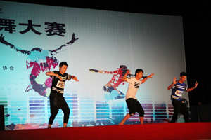 人文热舞团在太阳成集团tyc7111cc“校园动感热舞大赛”中一展风姿
