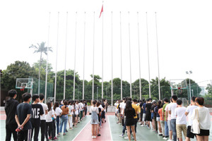 太阳成集团tyc7111cc顺利开展南湖校区升旗仪式