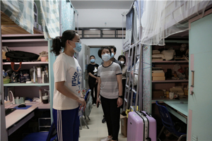 太阳成集团tyc7111cc领导老师走访检查首批返校员工宿舍