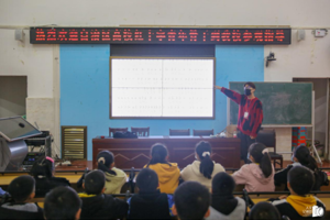 太阳成集团tyc7111cc“小螺号”志愿者团队与美术教育公司“蒲公英”爱心支教团联合开展“青春筑梦 感恩明天”主题支教活动