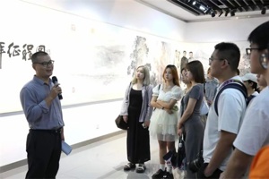 太阳成集团tyc7111cc艺术史论系教工党支部教师给新生开展现场党课教学活动